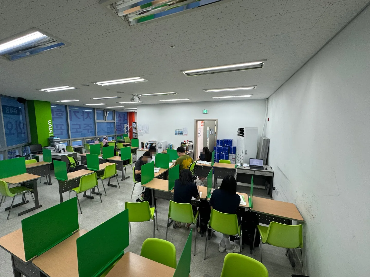 갈매점의 초록색 칸막이 책상과 학습 좌석
