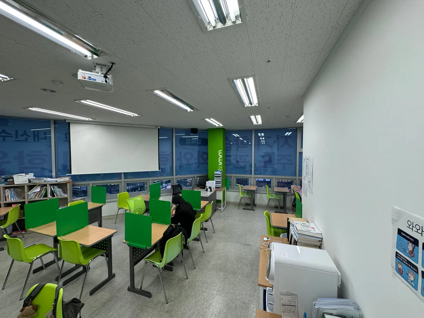 갈매점의 초록색 칸막이 책상과 프로젝터가 있는 학습 공간